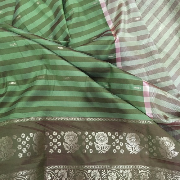 Banarasi Two Tone Silk Saree Without blouse - Picture 9 of 11